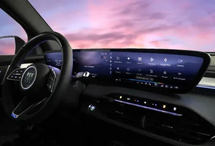 Kurzupdate: GM bringt Google Gemini in 4 Millionen Autos, Claude-Ausfall am 28. April und neue Gemini‑Layer in Workspace